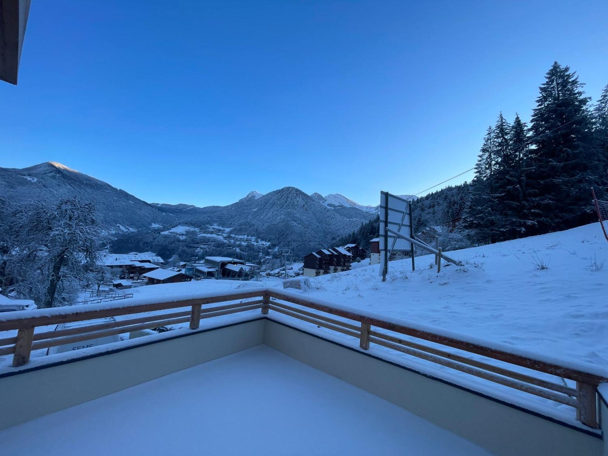 Le Snow Roc: Ski-In Studio with Panoramic Terrace and Sauna Saint-Jean-d'Aulps Exterior photo